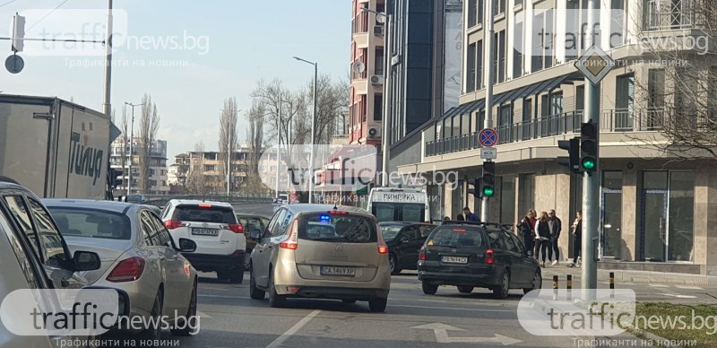 Две коли се помляха в центъра на Пловдив, полиция и линейка са на място