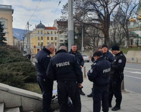 Арестуваха мъж с пистолет до Паметника на Незнайния воин
