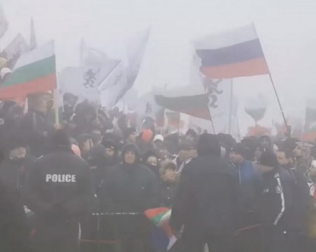 Гняв на Шипка! Граждани хвърлят цветя в знак на протест!