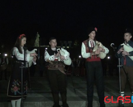 Гордост до настръхване: 100 гайдари в Калофер свирят химна! ВИДЕО с ДРОН