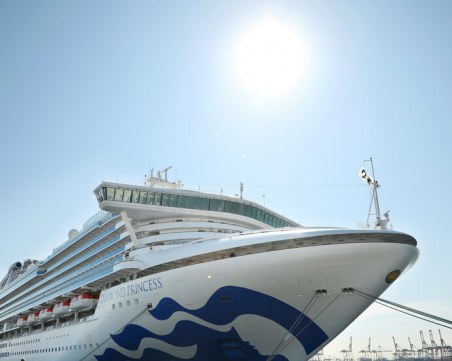 Хвърляха камъни и бутилки по кораб заради коронавируса