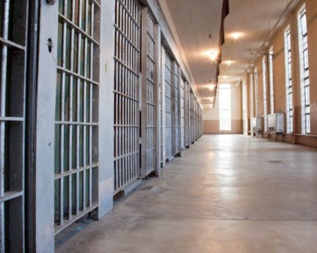 Иран пусна временно 54 000 затворници заради коронавируса