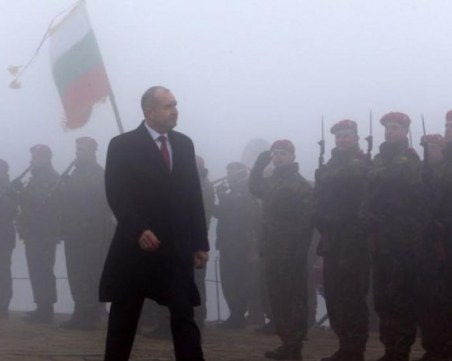 Президентът Радев на тържествената заря-проверка: Свободата е най-силният имунитет срещу всякакви политически вируси