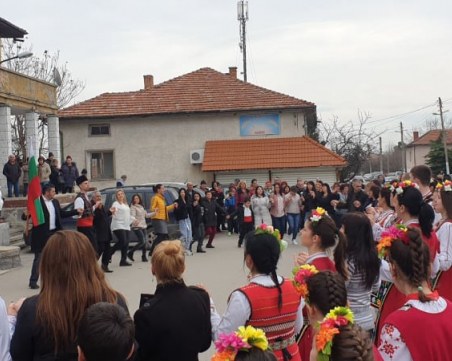 С венци и цветя почетоха Трети март в община 