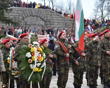 Стотици пловдивчани развяха български знамена на Бунарджика