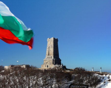 Въпреки отмяната: Десетки българи се събраха на Шипка