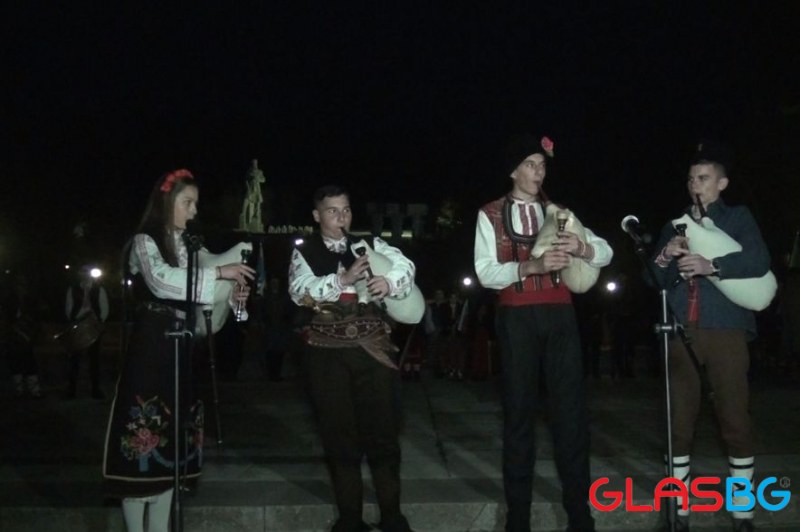 Гордост до настръхване: 100 гайдари в Калофер свирят химна! ВИДЕО с ДРОН