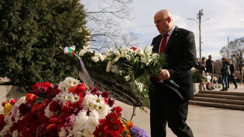Иван Гешев се поклони пред паметника на Незнайния войн