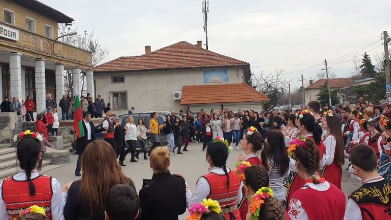 С венци и цветя почетоха Трети март в община