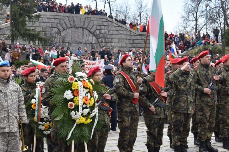 Стотици пловдивчани развяха български знамена на Бунарджика