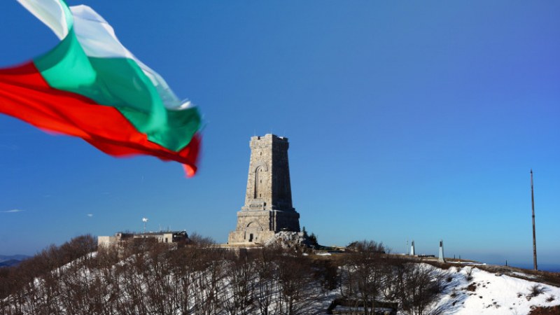 Въпреки отмяната: Десетки българи се събраха на Шипка