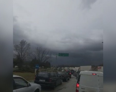 Километрична опашка затапи Кулата