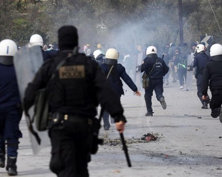 Хиляди мигранти са блокирани в 