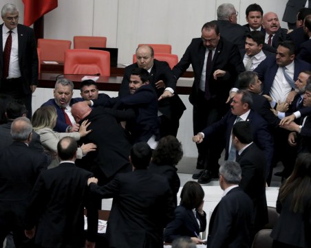 Масов бой в парламента на Турция