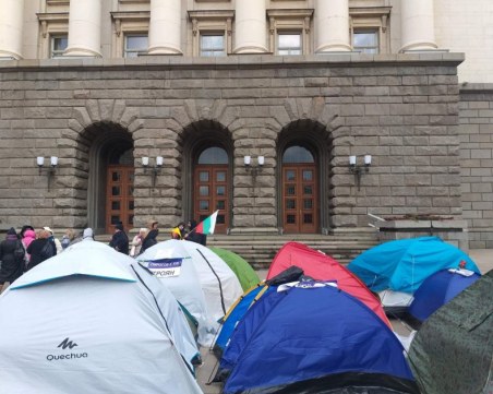 Медсестри обявиха гражданско неподчинение, барикадираха се в бившия партиен дом в София