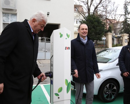 Откриха 3 нови зарядни станции за електромобили в Пловдив