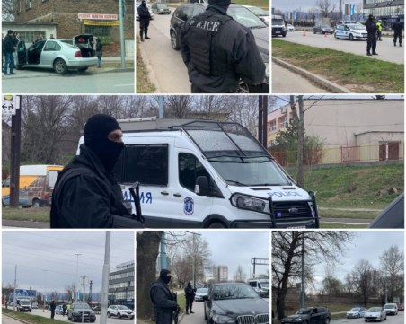 Полицаи с автомати блокираха изходите на града, спират джипове и лимузини