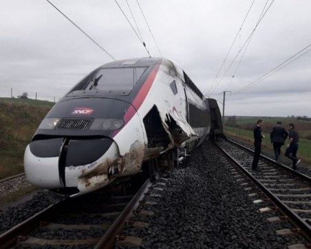 Влак дерайлира във Франция, има ранени