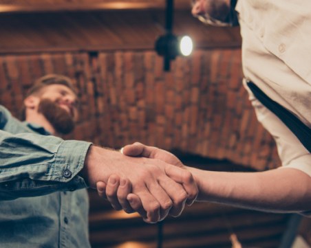 Вместо целувки и ръкостискане: 10 държави предлагат нови начини за поздрав заради коронавируса