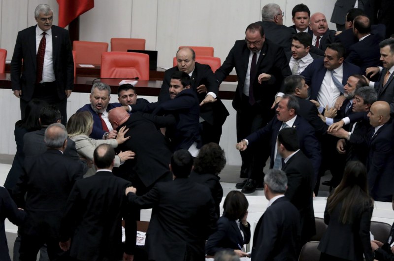 Масов бой в парламента на Турция
