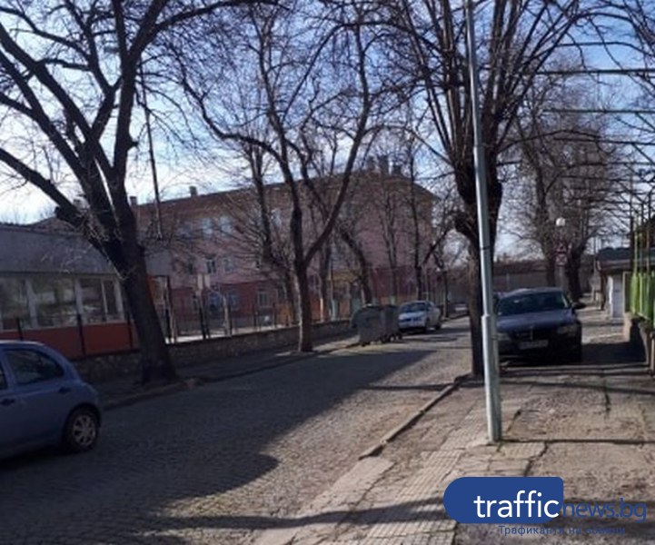 Пловдивчанин: Не стига, че тротоарът е като лунен пейзаж, ами и паркирали има