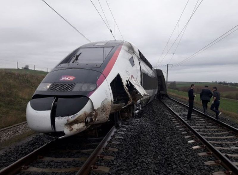 Влак дерайлира във Франция, има ранени