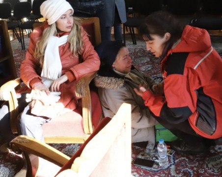 Блокадата в партийния дом продължава! Медсестрите не искат да излязат