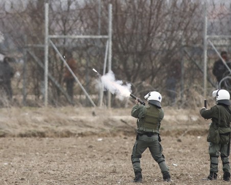 Гранати със сълзотворен газ полетяха на търско-гръцката граница