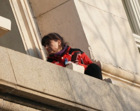 Медицинската сестра, която излезе на перваза на партийния дом: НСО ни блъскаха и биеха