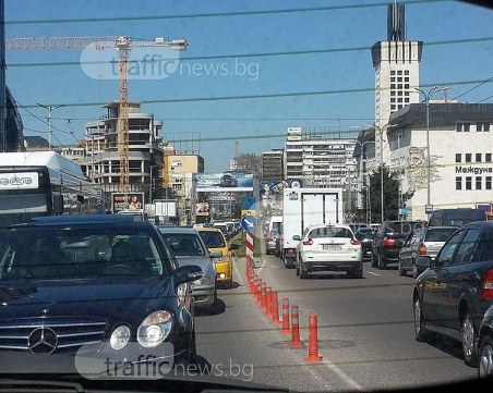 Тази нощ: Полагат асфалт на възлов пловдивски булевард
