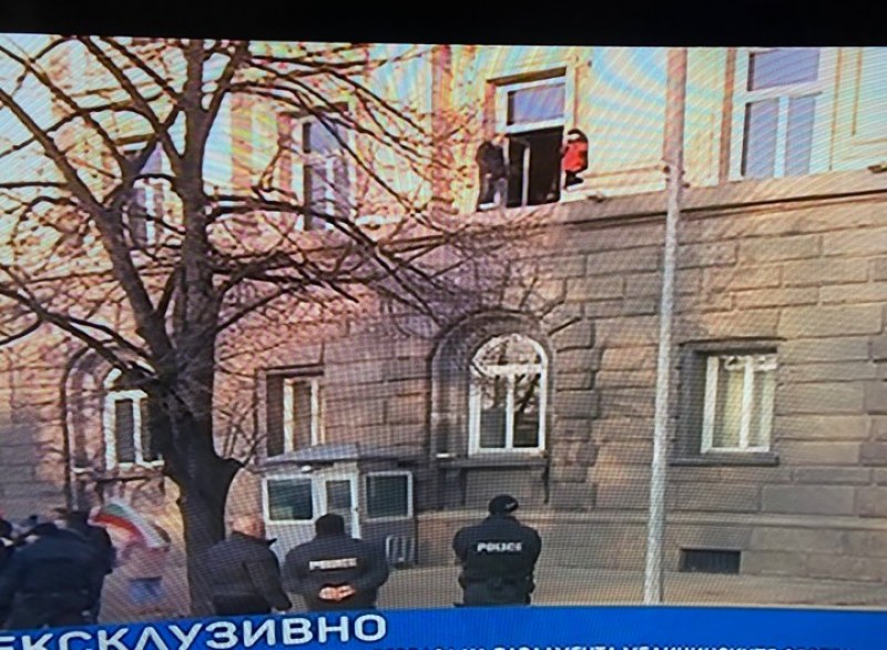 Барикада в партийния дом! Медицинска сестра стои на перваза на сградата