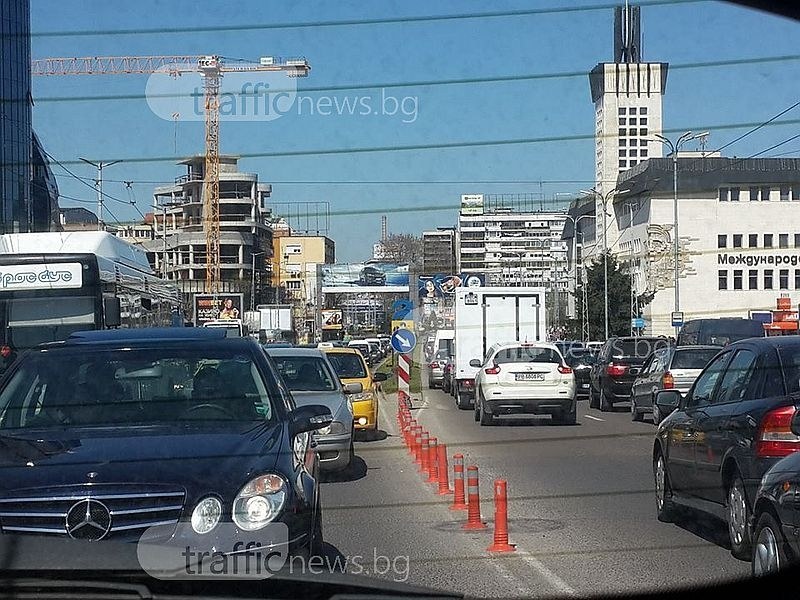 Тази нощ: Полагат асфалт на възлов пловдивски булевард