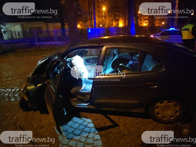 Зверска катастрофа в Пловдив! Рено се вряза в такси с над 100 км/ч