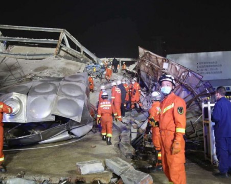 6 жертви в срутения хотел в Китай