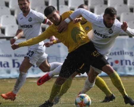 Ботев падна гордо от Славия в локвите на Овча Купел