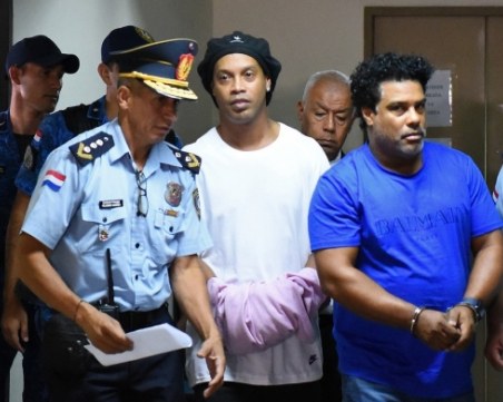 Пратиха легендата Роналдиньо в затвора