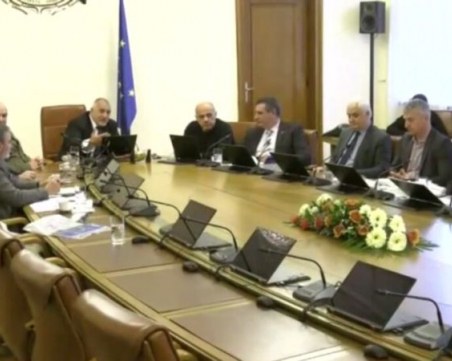 Производители на военно облекло предлагат да шият предпазни медицински средства