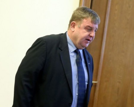 Каракачанов: Неразумно е настаняването на мигранти до границата ни