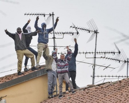 Масови бунтове в затворите в Италия, има загинали