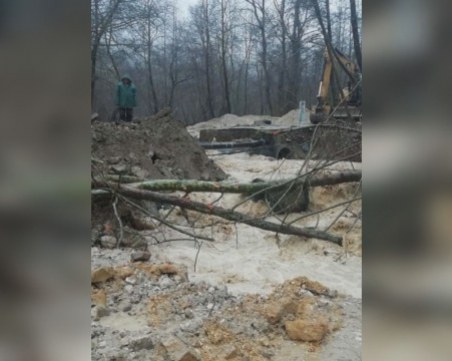 Придошла река отнесе моста към Мелник! Пътят към града е залят с вода