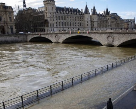 Река Сена преля в Париж
