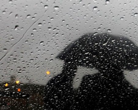 Валежи от дъжд в цялата страна днес, ще духа силен вятър