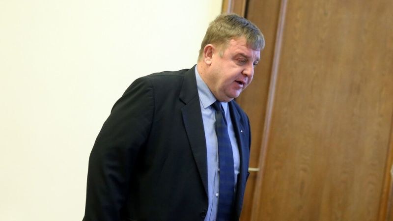 Каракачанов: Неразумно е настаняването на мигранти до границата ни