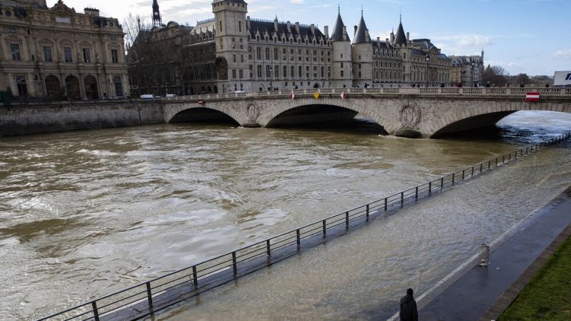 Река Сена преля в Париж