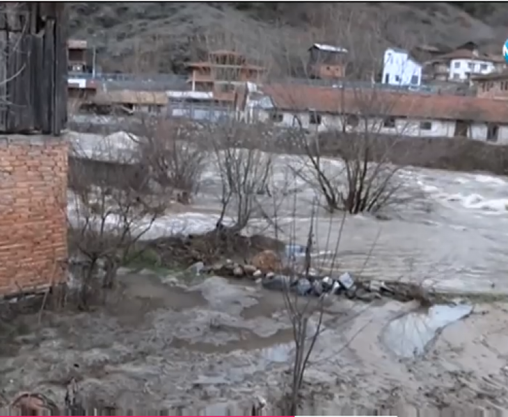 Скали затрупаха камион в Родопите