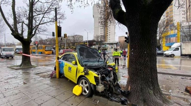 Такси помете четири коли в София и се заби в дърво