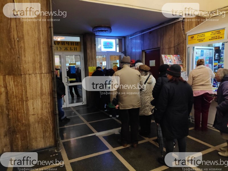 Въпреки COVID-19: Опашка се вие пред пощата в Пловдив