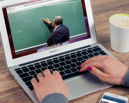 Синдикатите: Да се премине към онлайн форма на обучение