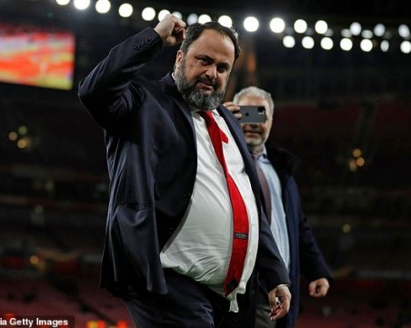 Собственикът на Нотингам и Олимпиакос пипнал коронаривус