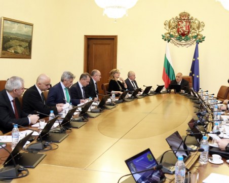 Премиерът за коронавируса: Това е война, загубите ще са в трилиони